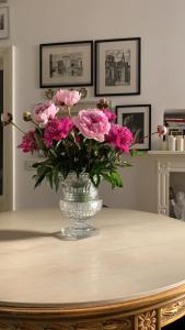米兰Bohemian House的花瓶里满是粉红色的花朵