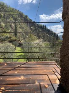 托斯科拉诺-马德尔诺Casa Lume的享有带围栏的木甲板的景色