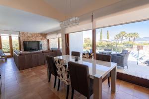 圣何塞德萨塔莱阿Beautiful Villa Bohemia Ibiza的用餐室以及带桌椅的起居室。