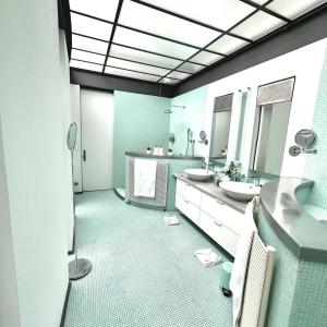 布鲁塞尔Les Lofts d'Artistes的浴室设有2个水槽和2面镜子