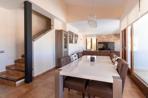 圣何塞德萨塔莱阿Beautiful Villa Bohemia Ibiza的用餐室以及带白色桌椅的起居室。
