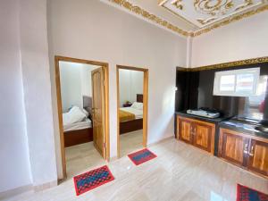 比拉Rumah Windy Guest House Bira的带两面镜子的房间和一间带一张床的卧室