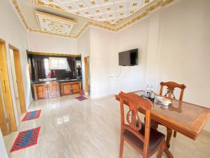 比拉Rumah Windy Guest House Bira的客厅配有桌子和电视