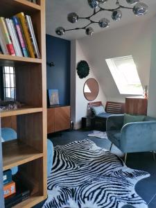 斯特拉斯堡Spacieux loft en duplex的客厅的地板上铺有斑马地毯。
