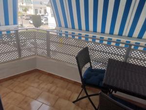 罗塔Piso en la Costilla-Rota的阳台配有桌椅。