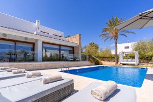 圣何塞德萨塔莱阿Beautiful Villa Bohemia Ibiza的一座带游泳池和房子的别墅
