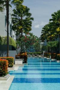 塞米亚克Kanvaz Village Resort Seminyak的一座棕榈树游泳池