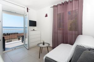 特罗吉尔Apartments Bandić - 30 meters to the beach的一间卧室配有一张床,享有海景