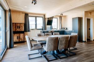 黑马戈尔Clofers Active Apartments Sonnleitn的一间带桌椅的用餐室