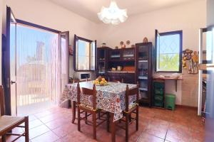 莱乌卡Foresta Forte Leuca的厨房配有桌子和桌布