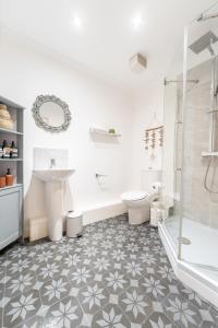 利兹Harmonious 2Bed Apartment-Suits Contractors的带浴缸、盥洗盆和卫生间的浴室