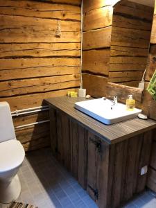 EmmastePrivaatne mereäärne maamaja tõeliseks puhkuseks!的木制浴室设有水槽和卫生间