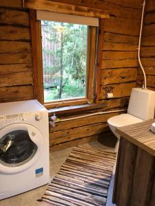 EmmastePrivaatne mereäärne maamaja tõeliseks puhkuseks!的一间带洗衣机和窗户的浴室