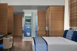 伊斯坦布尔JW Marriott Hotel Istanbul Marmara Sea的一间带大床的卧室和一间浴室