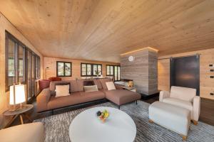 格施塔德Swiss Hotel Apartments - Gstaad的客厅配有沙发和桌子