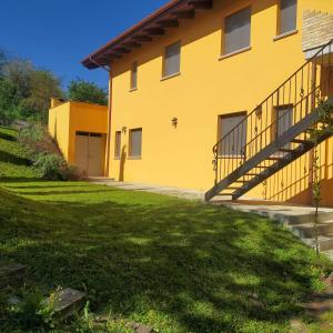 RipacorbariaAgriturismo Tenuta Umberto I的一座黄色的房子,楼梯靠近院子