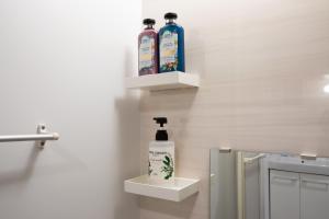东京Laffitte Okachimachi - Vacation STAY 8305的浴室的墙上装有两瓶肥皂