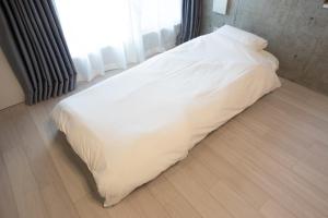 东京Laffitte Okachimachi - Vacation STAY 8305的窗户客房内的一张白色床