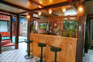 Ða GiaNinh Binh Green Homestay的酒吧,有凳子的房间