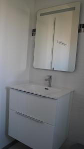 里摩日Apparts Confort 87的白色的浴室设有水槽和镜子