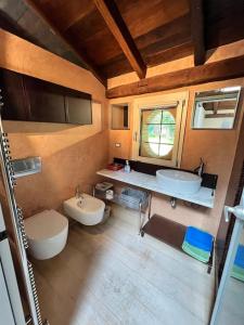 萨索马可尼Borgo Storico Il Casetto的浴室设有2个水槽和2个卫生间