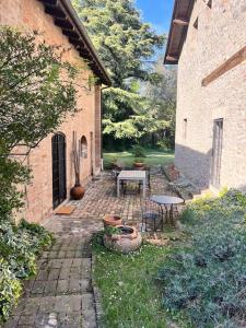 萨索马可尼Borgo Storico Il Casetto的庭院里配有桌椅