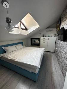北马马亚-讷沃达里MG Mamaia North Villa的一间卧室设有一张大床和天花板