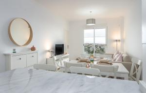 马尼尔瓦Small Oasis的白色的客厅配有桌椅