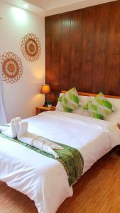 AmadeoThe Farm Shack Casitas的卧室配有一张白色大床和木制床头板
