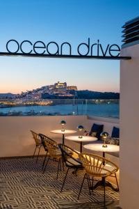 伊维萨镇Ocean Drive Ibiza的阳台上的一组桌椅