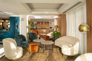 伊维萨镇Ocean Drive Ibiza的客厅配有两把椅子和一张桌子
