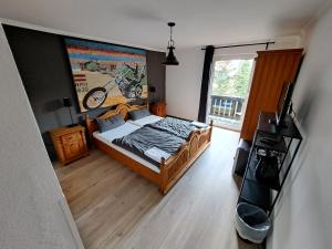 阿夫里茨蓝山酒店的卧室配有一张床,墙上挂有绘画作品