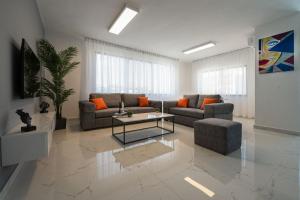 安曼Al Kawther Hotel Apartments的客厅配有沙发和桌子