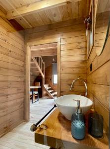 丰沙尔Mountain Eco Shelter 7的木墙上设有白色水槽的浴室
