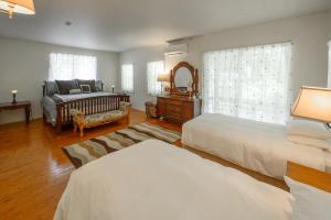 恩纳鲁鲁曼萨度假屋的一间带两张床和梳妆台的卧室