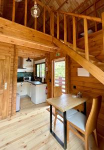 丰沙尔Mountain Eco Shelter 7的小木屋内的用餐室和厨房