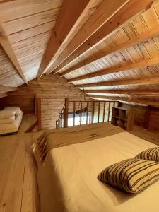 丰沙尔Mountain Eco Shelter 7的木制天花板的客房内的一张大床