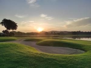 名古屋SouthLinks Country Club的一座高尔夫球场,背靠日落