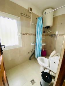 伊夫兰Motel Ain Mersa的一间带卫生间和窗户的浴室