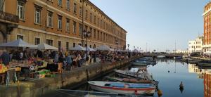 的里雅斯特Freetime Trieste的一群人在运河旁的露天市场