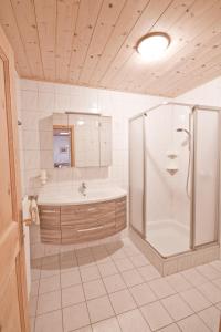 阿特湖畔施泰因巴赫哈斯保尔公寓式酒店的带淋浴和盥洗盆的大浴室