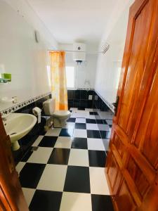 伊夫兰Motel Ain Mersa的浴室铺有黑白格子地板。