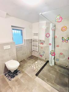 卢布尔雅那Blue Sun的一间带卫生间和淋浴的浴室