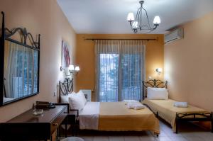 尼亚普拉莫斯吉普斯度假酒店的一间卧室设有两张床、一张桌子和一个窗口。