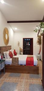 吉利特拉旺安Villa Cinta Family的一间卧室配有一张带红色枕头的大床