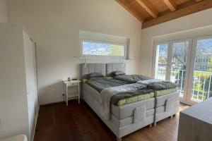 因特拉肯Terrace Vista Interlaken的一间卧室设有一张大床和窗户