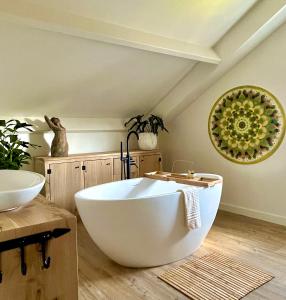 赫鲁德B&B Logement 't Slikje的一间位于客房内的带大型白色浴缸的浴室