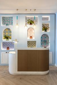 贾迪尼-纳克索斯Delta Hotels by Marriott Giardini Naxos的墙上设有彩色玻璃窗的房间