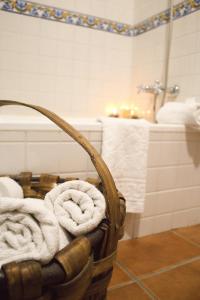 阿塞沃Casa Rural Las Martas的带浴缸的浴室内的毛巾篮