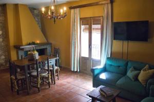 阿塞沃Casa Rural Las Martas的客厅配有蓝色的沙发和桌子